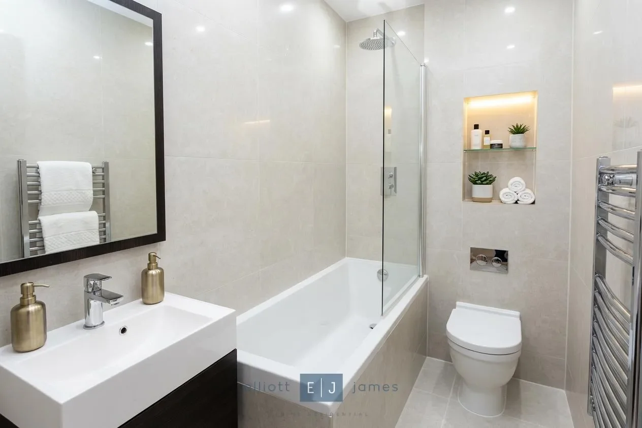 Flat Cassis Court in Epping Forest