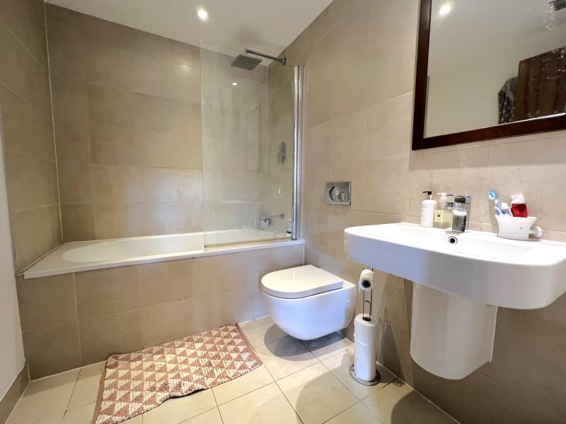 Flat Worplesdon Road in Guildford