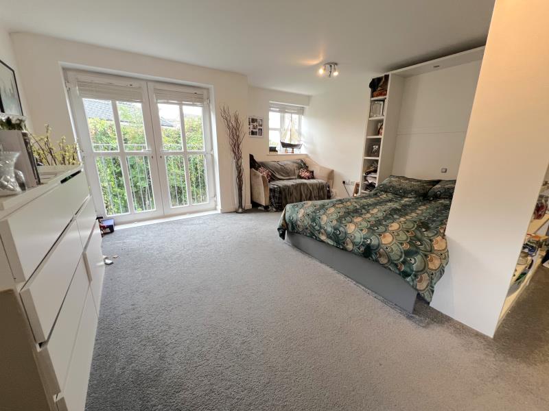 Flat Worplesdon Road in Guildford
