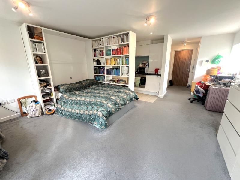 Flat Worplesdon Road in Guildford