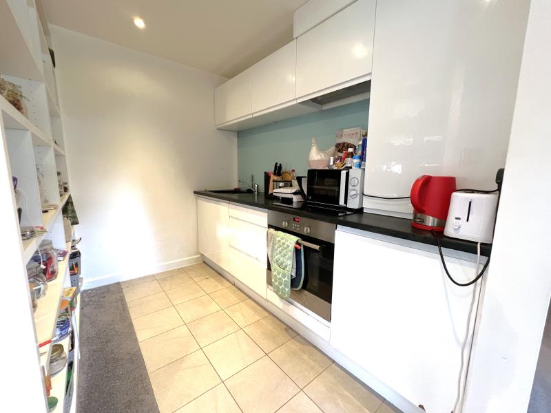 Flat Worplesdon Road in Guildford