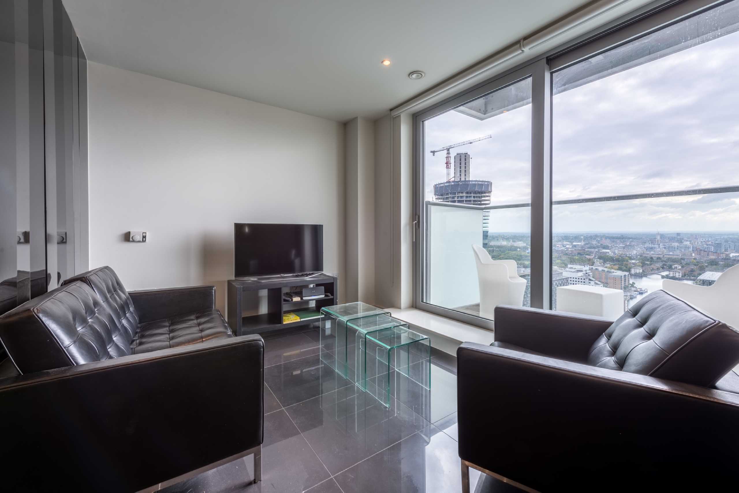 Flat Pan Peninsula Square in Greater London