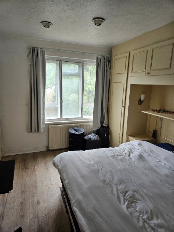 Room Le Marchant Road in Surrey Heath