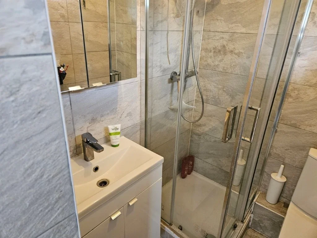 Room Le Marchant Road in Surrey Heath