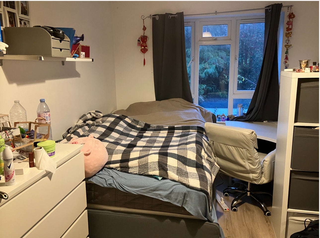 Room Le Marchant Road in Surrey Heath