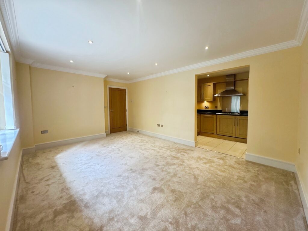 Flat Knightsbridge Road in Surrey Heath