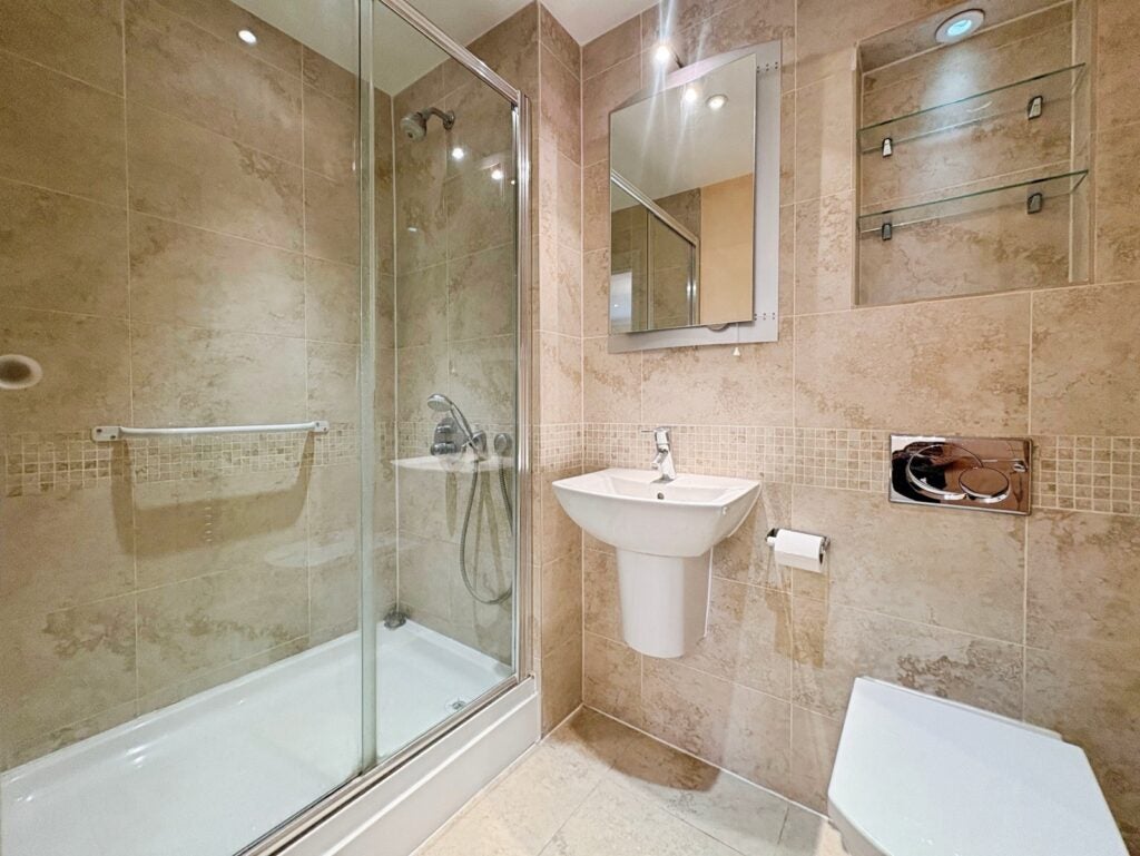 Flat Knightsbridge Road in Surrey Heath