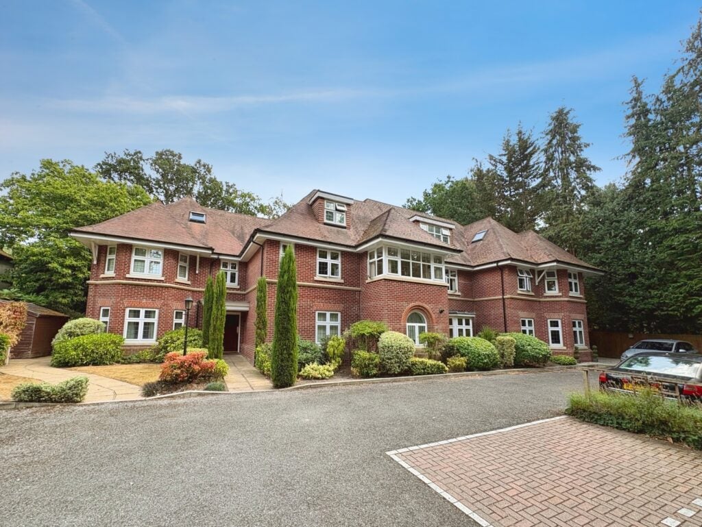 Flat Knightsbridge Road in Surrey Heath