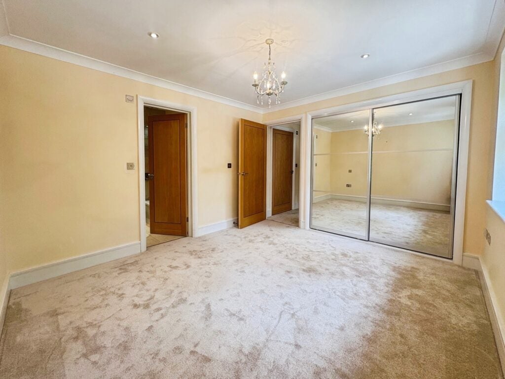 Flat Knightsbridge Road in Surrey Heath