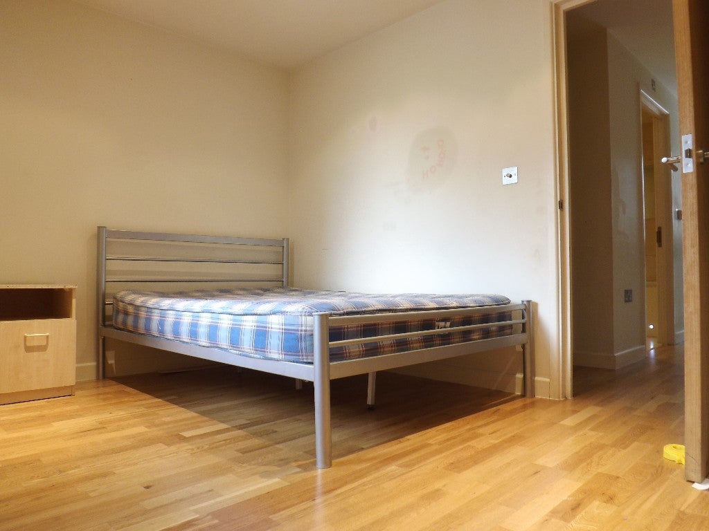 Flat Redmans Road in London