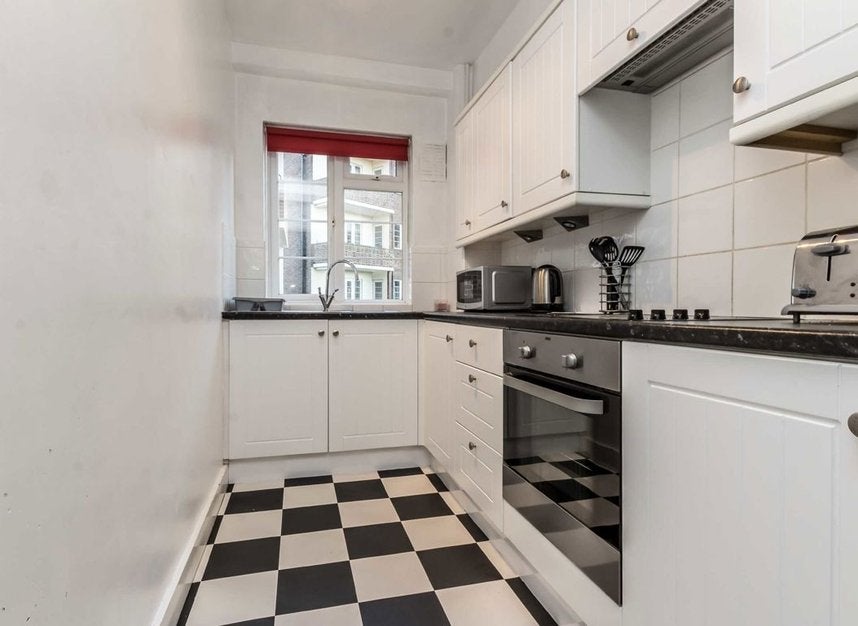 Flat Chiswick Village in Greater London