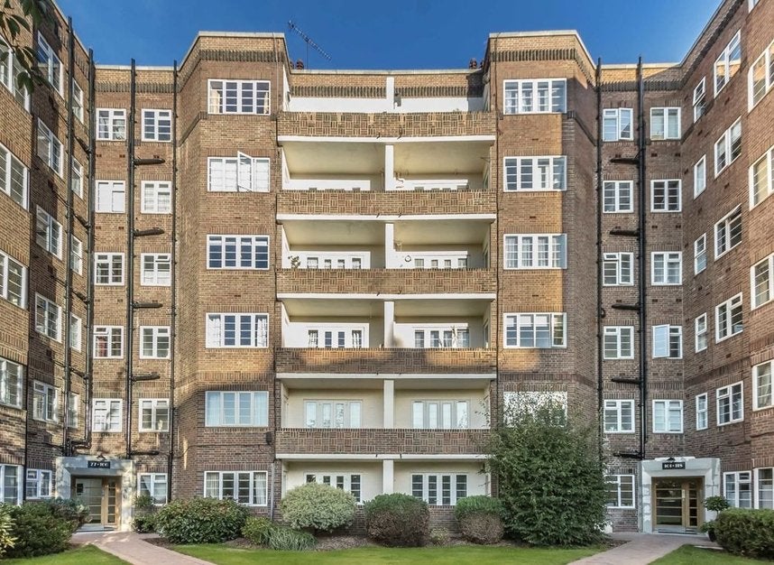 Flat Chiswick Village in Greater London