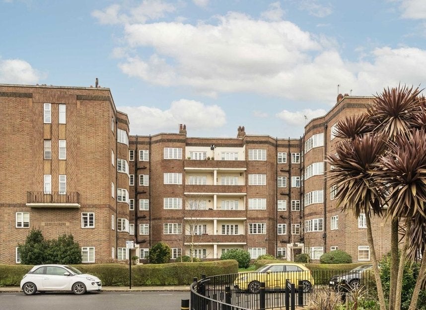 Flat Chiswick Village in Greater London