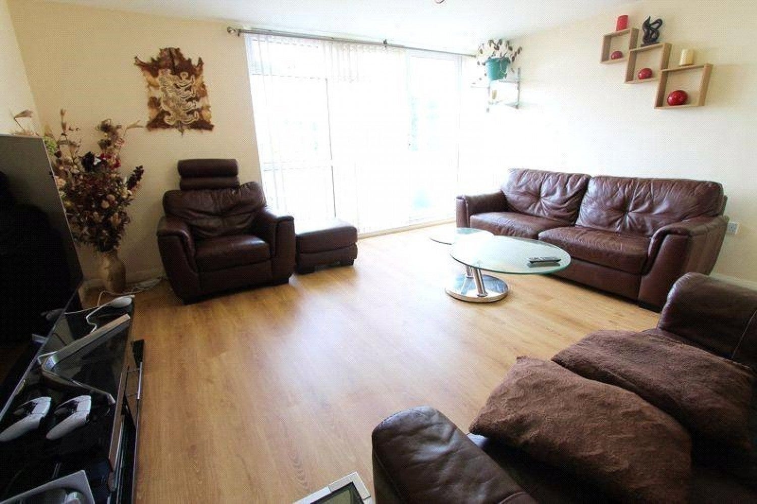 Flat Canberra Drive in Greater London