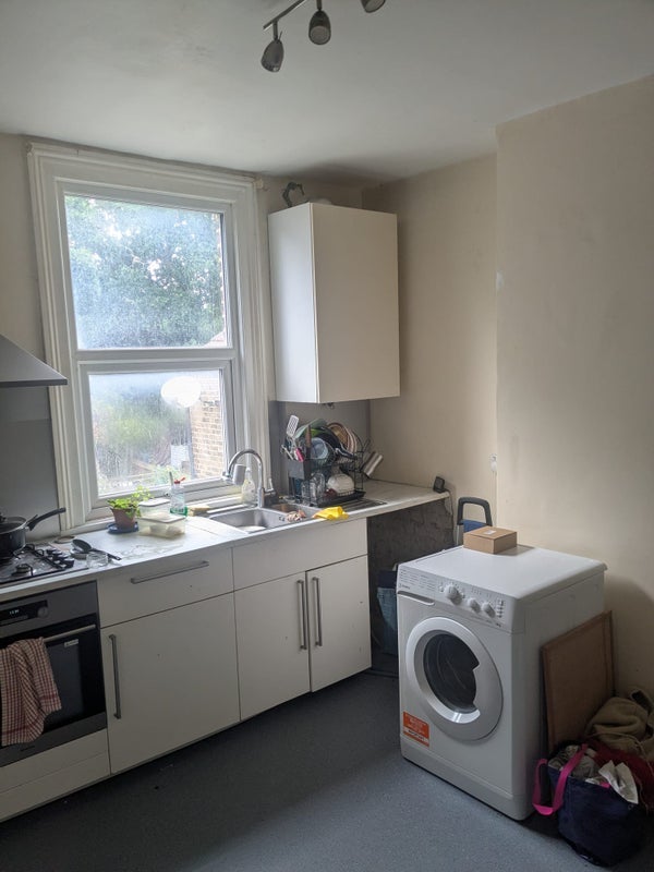Room Amblecote Road in Greater London