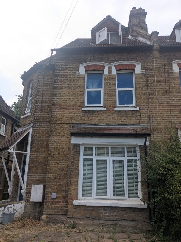 Room Amblecote Road in Greater London