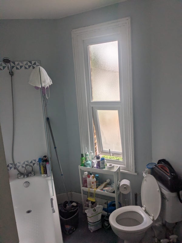 Room Amblecote Road in Greater London