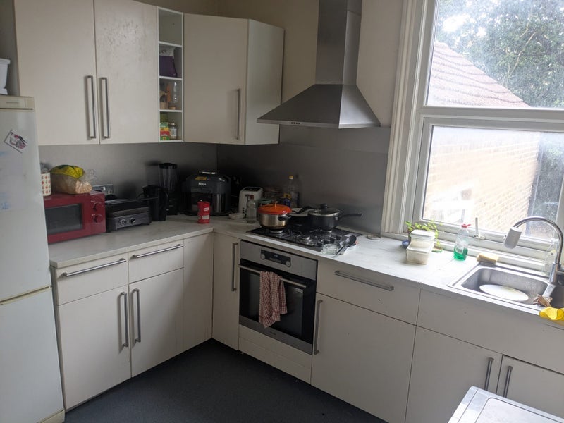 Room Amblecote Road in Greater London