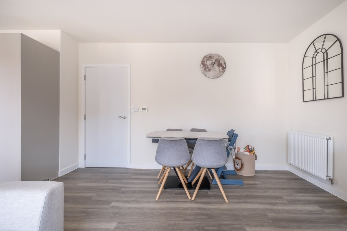 Flat Springfield Drive in Greater London