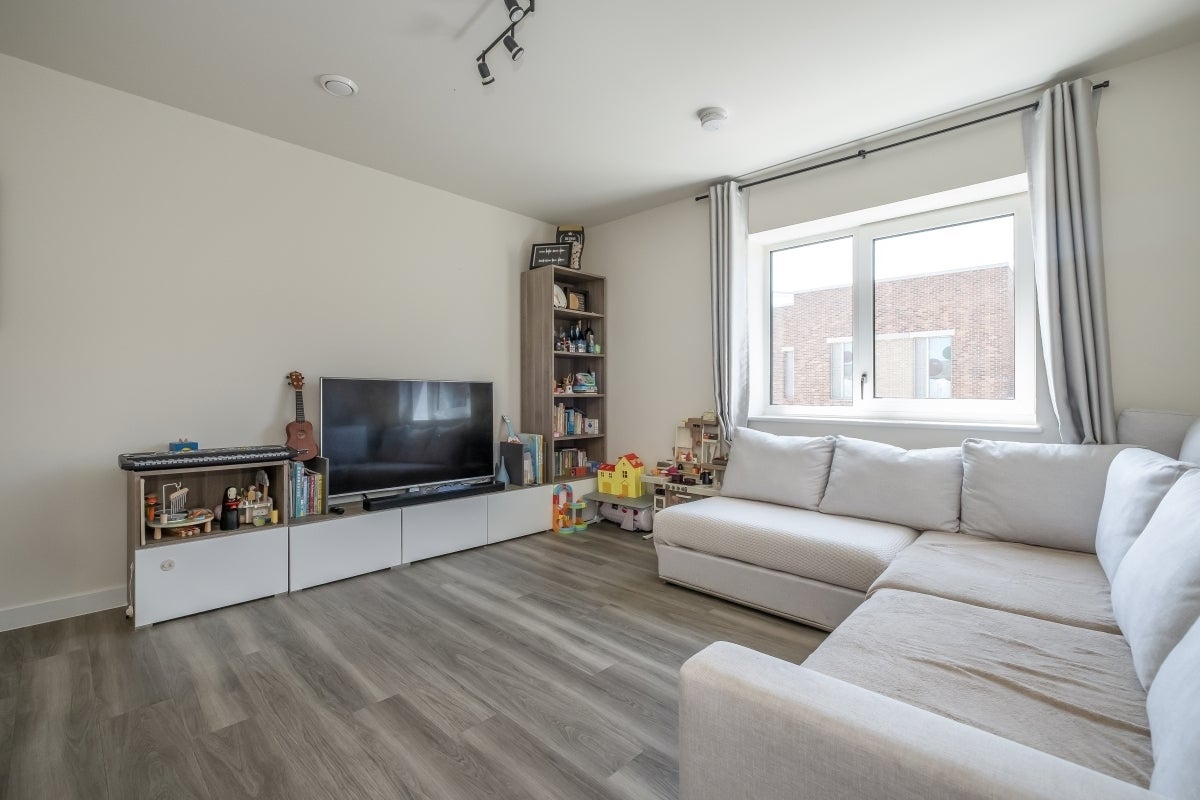 Flat Springfield Drive in Greater London