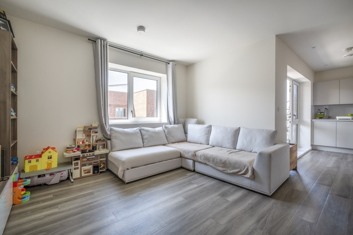 Flat Springfield Drive in Greater London