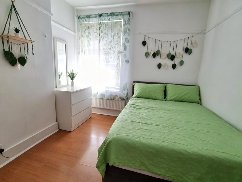 Room Broughton Road in Greater London