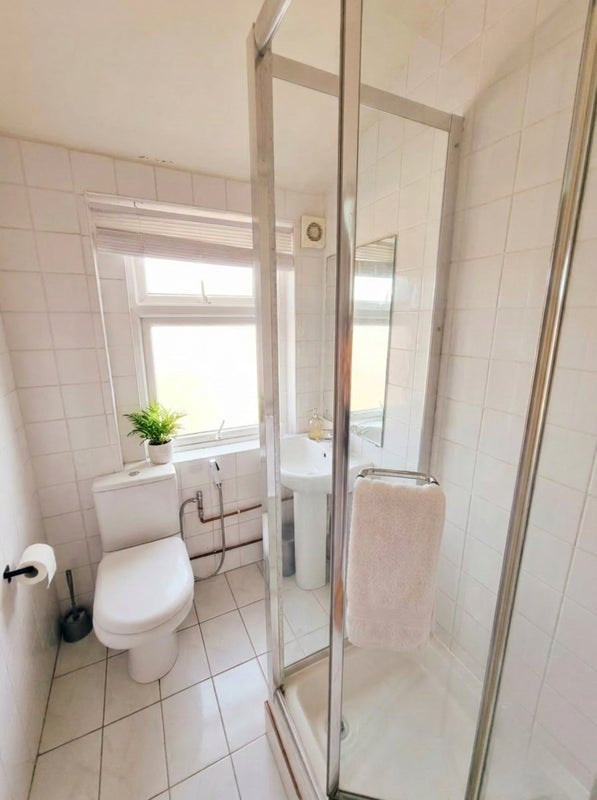 Room Broughton Road in Greater London