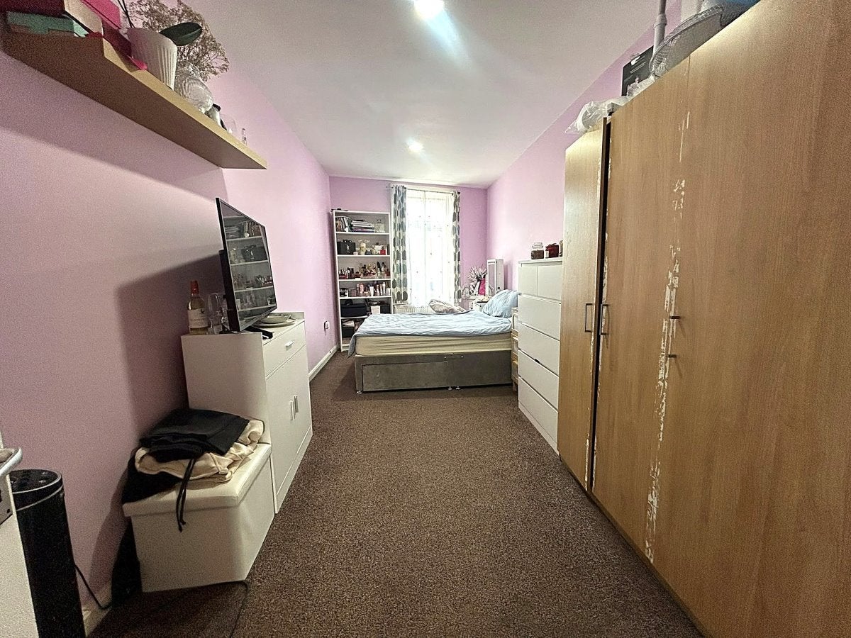 Flat Harrow Road in Greater London