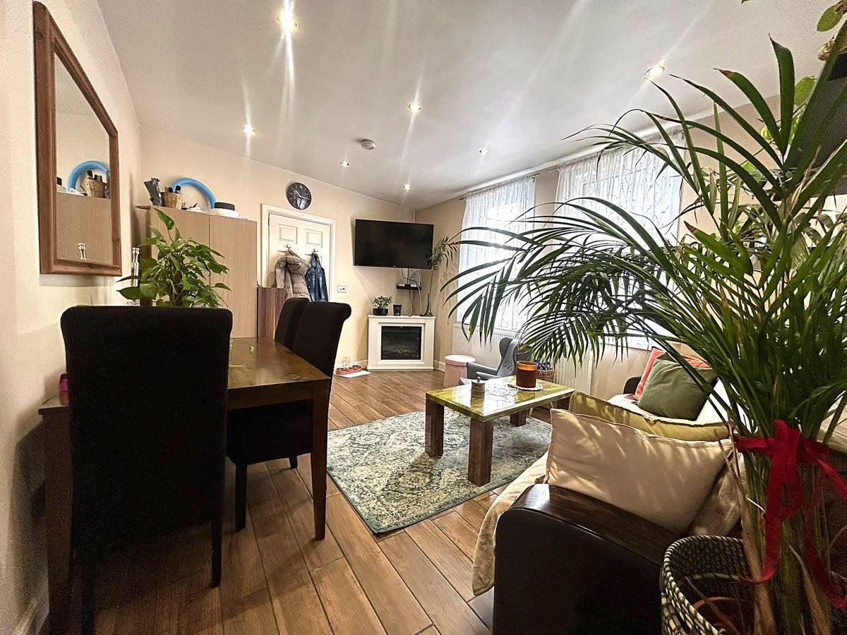 Flat Harrow Road in Greater London
