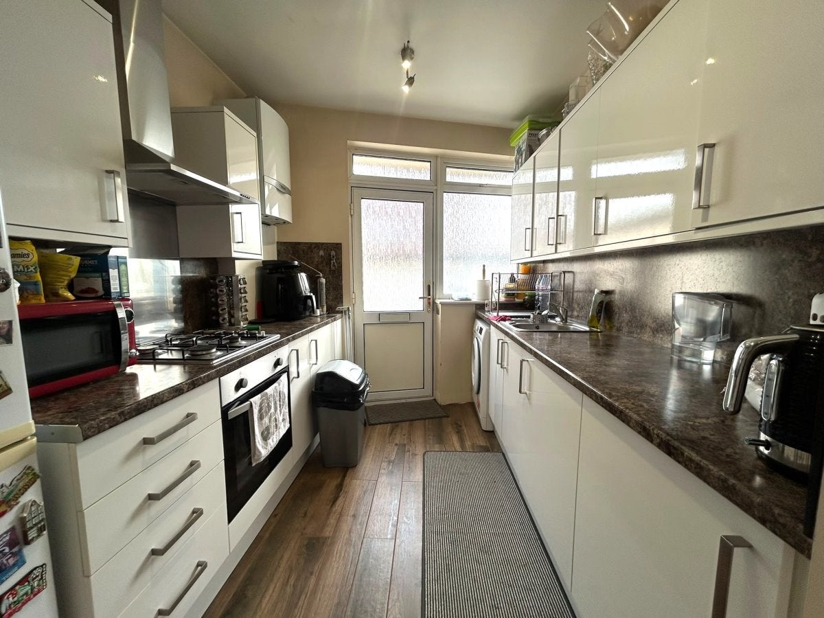 Flat Harrow Road in Greater London