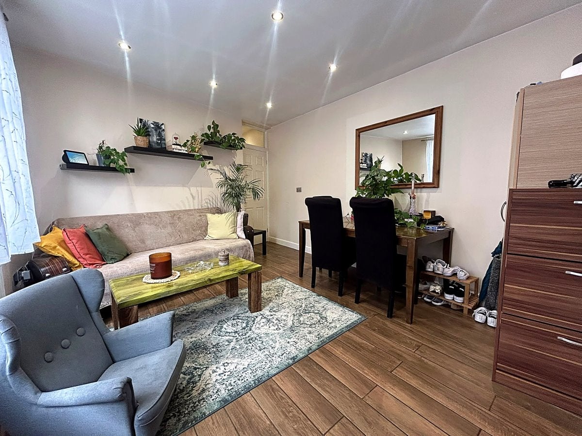 Flat Harrow Road in Greater London
