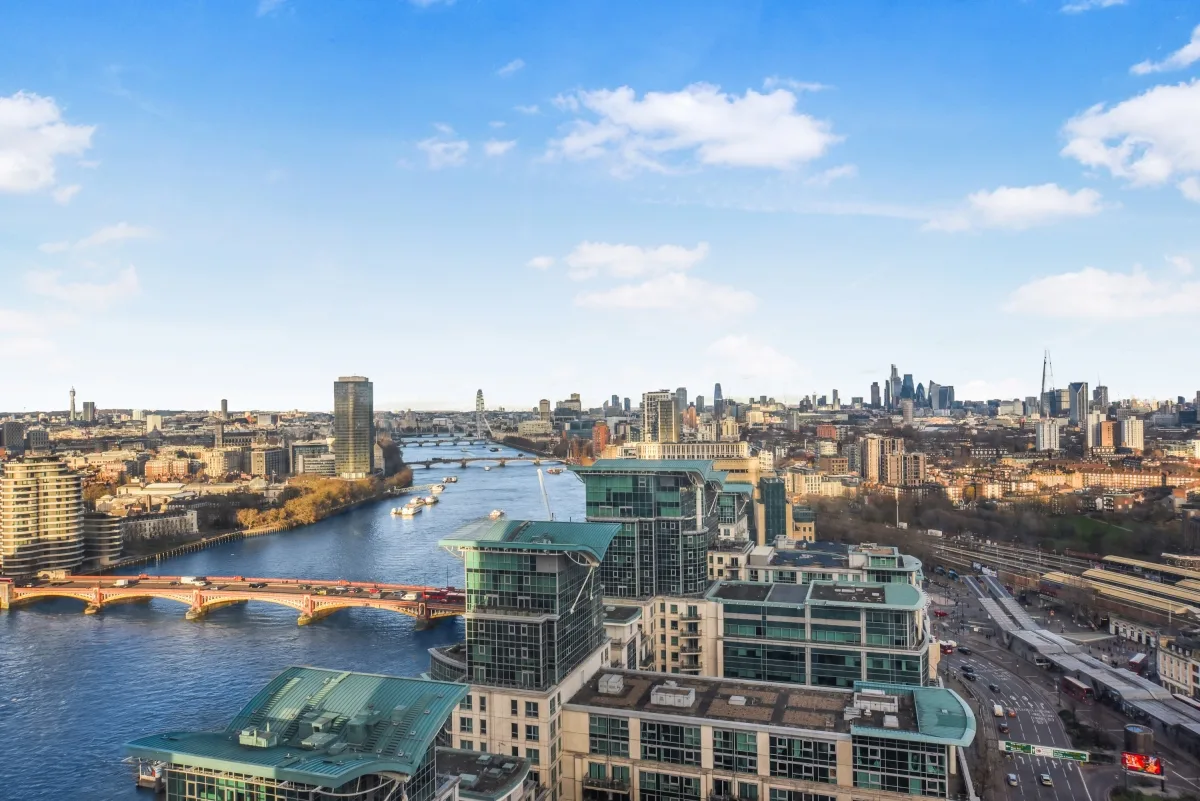 Flat Nine Elms Lane in Greater London