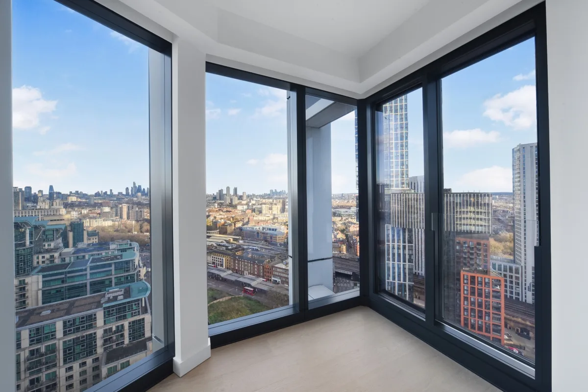 Flat Nine Elms Lane in Greater London
