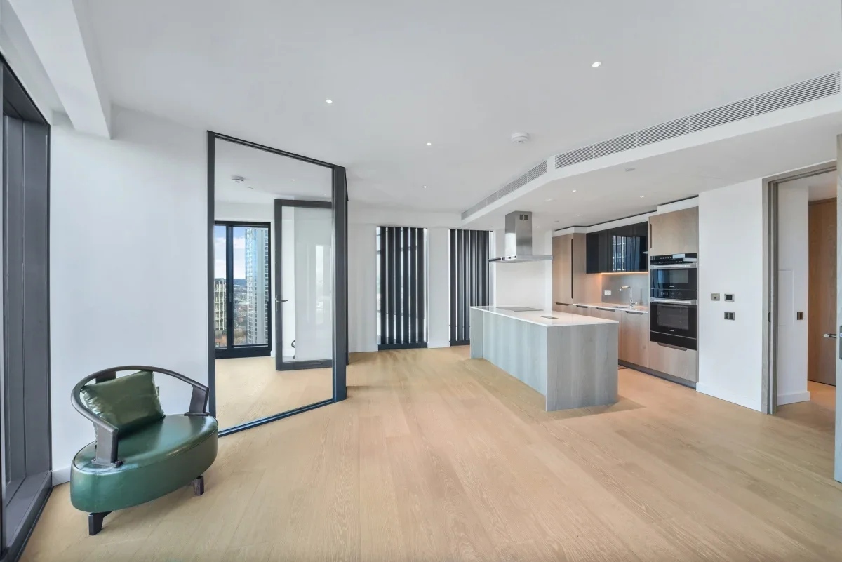 Flat Nine Elms Lane in Greater London