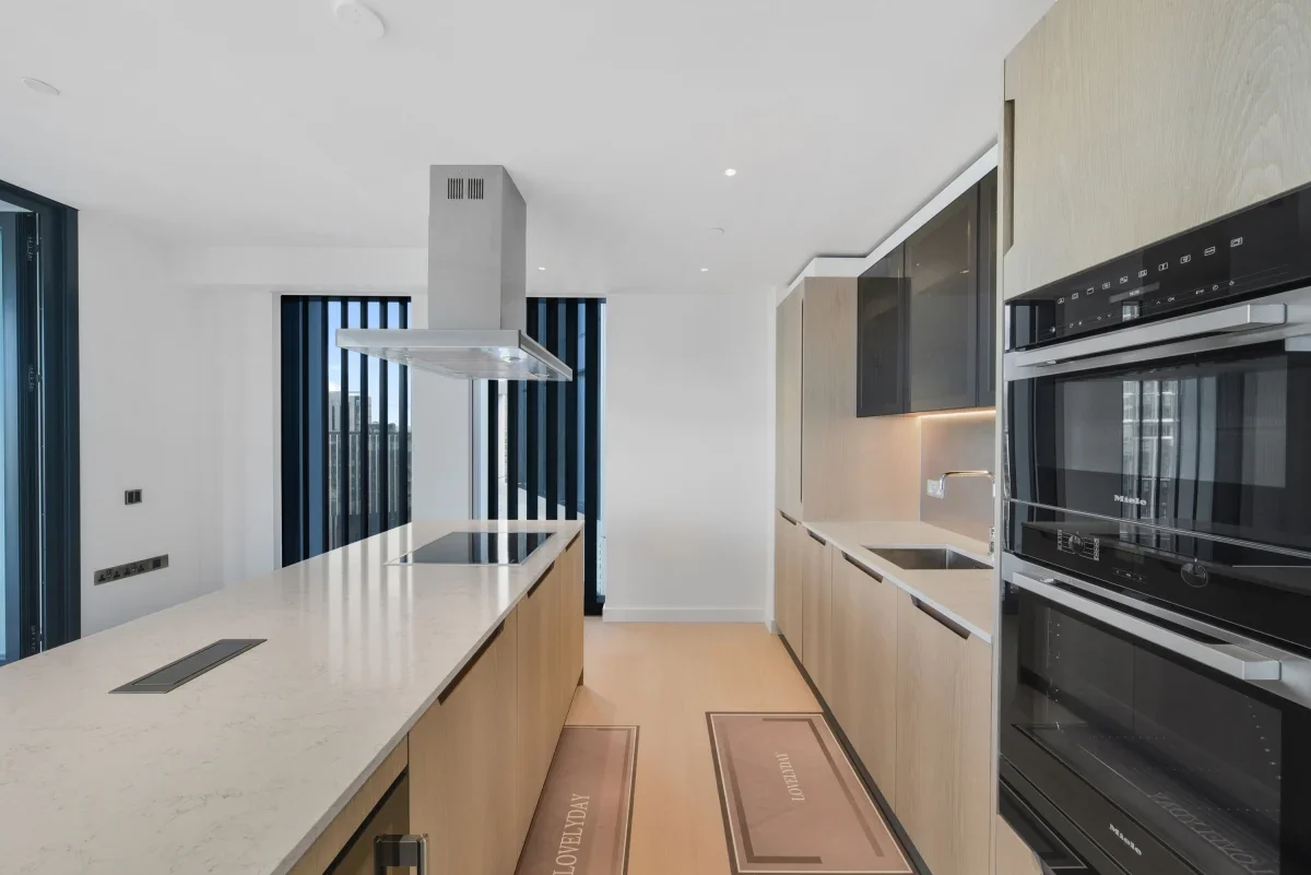 Flat Nine Elms Lane in Greater London
