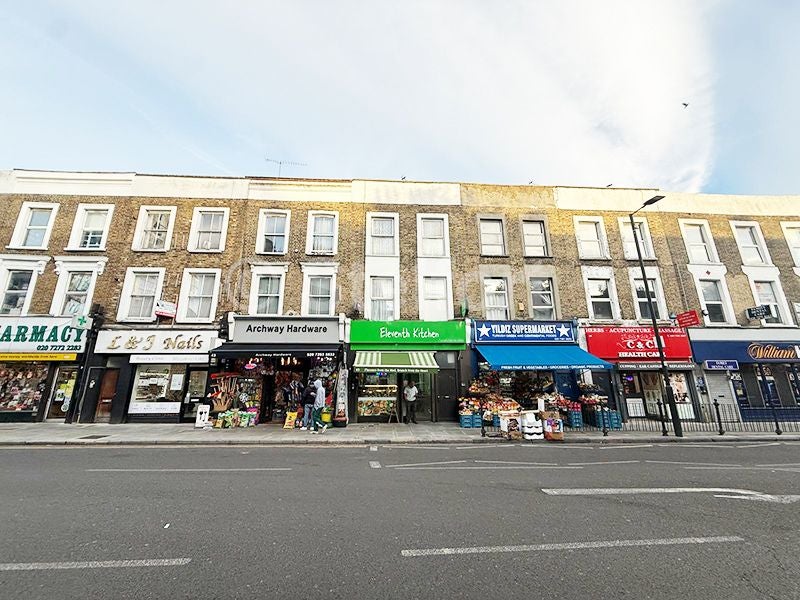 Flat Junction Road in Greater London