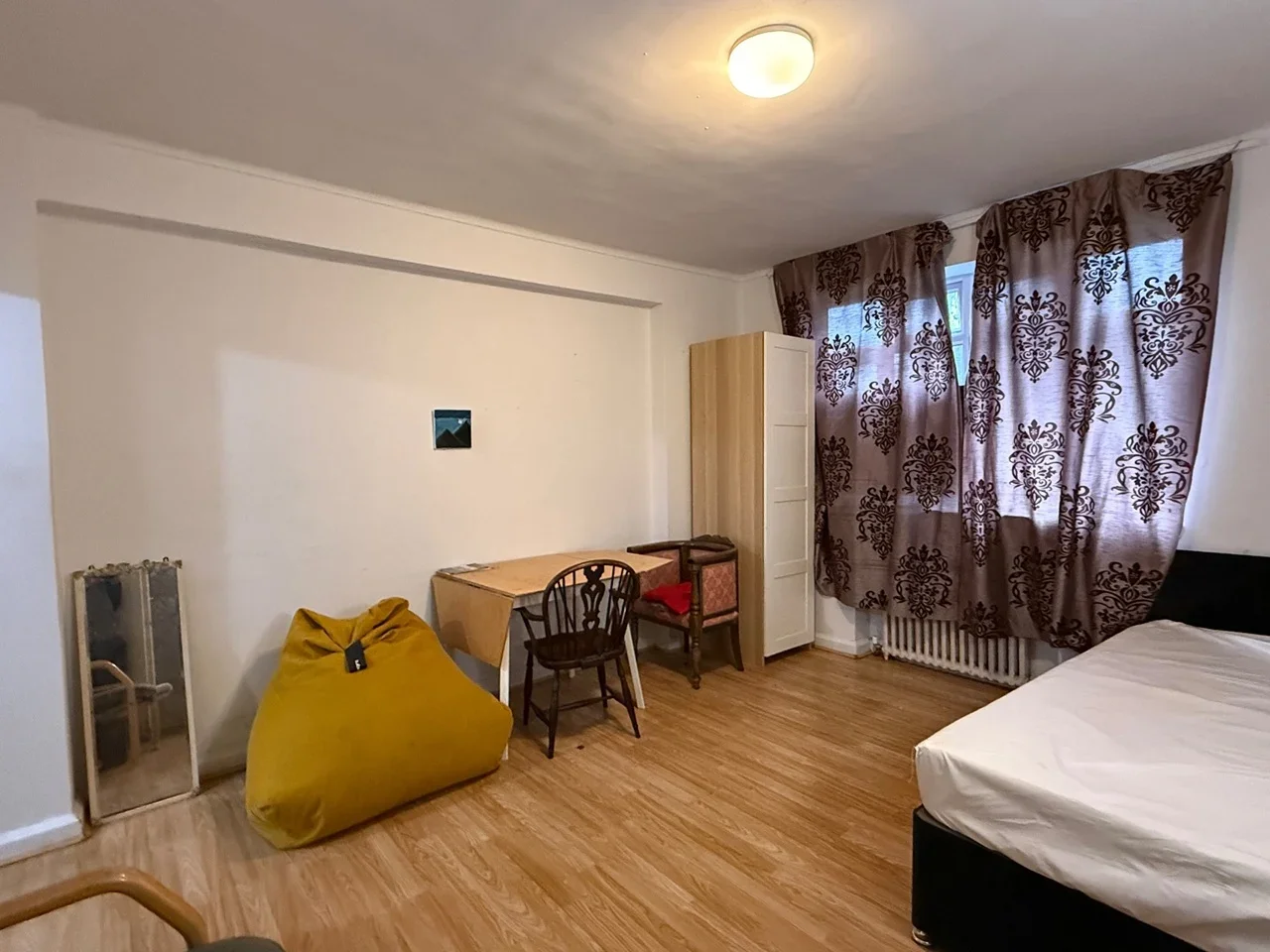 Room Carlisle Close in Greater London
