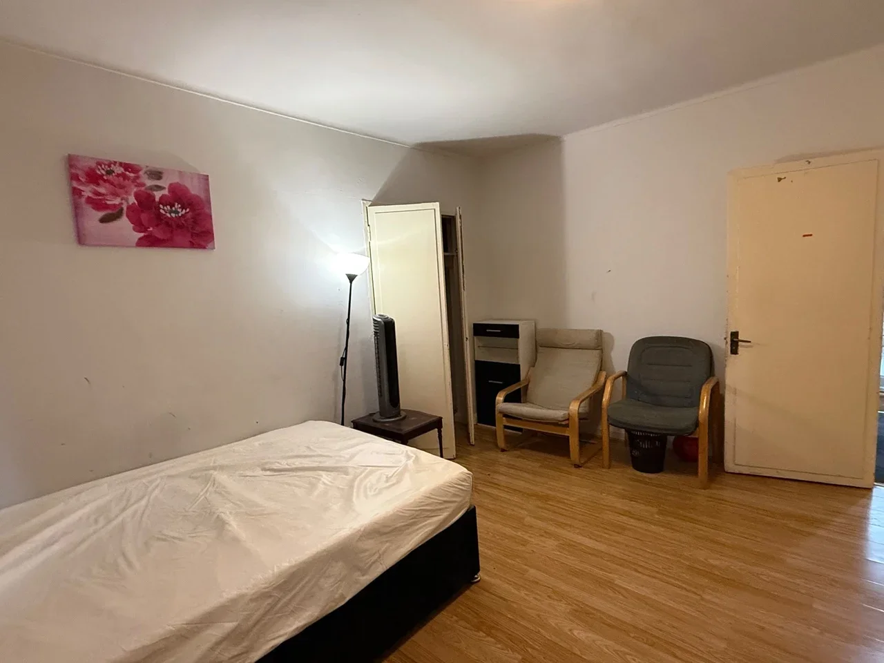 Room Carlisle Close in Greater London