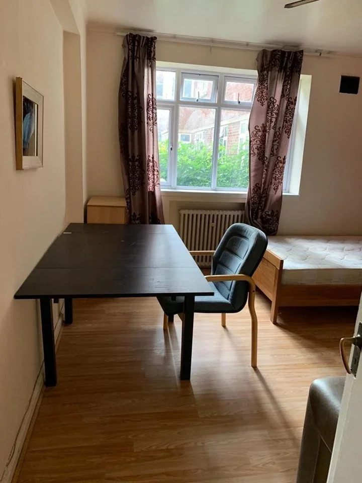 Room Carlisle Close in Greater London