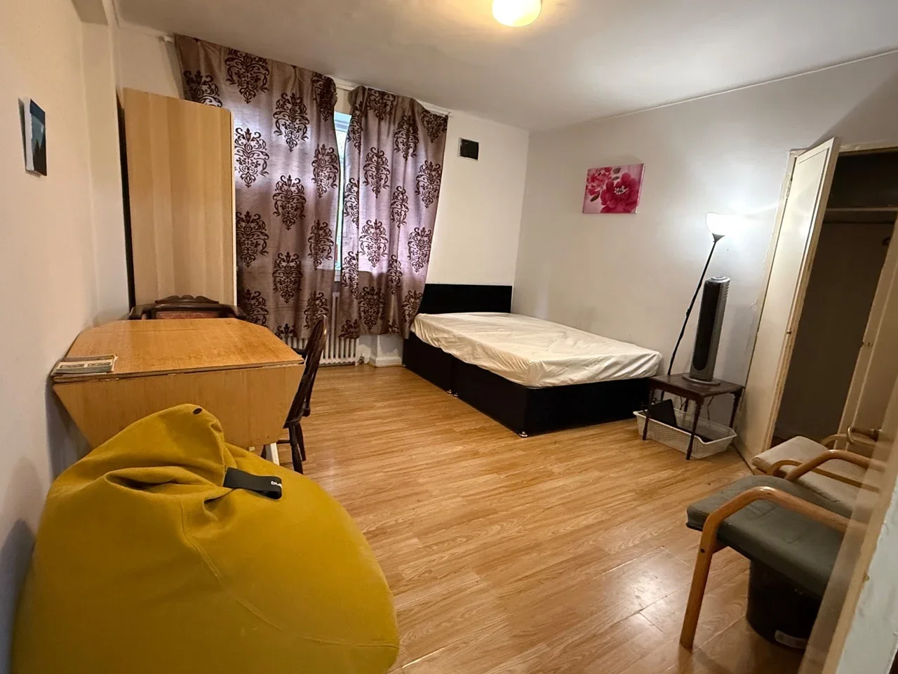 Room Carlisle Close in Greater London