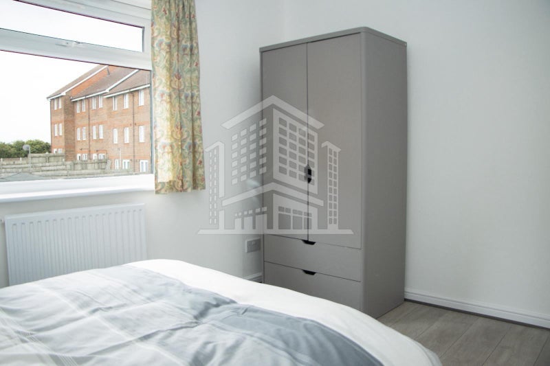 Room Arden Close in Greater London