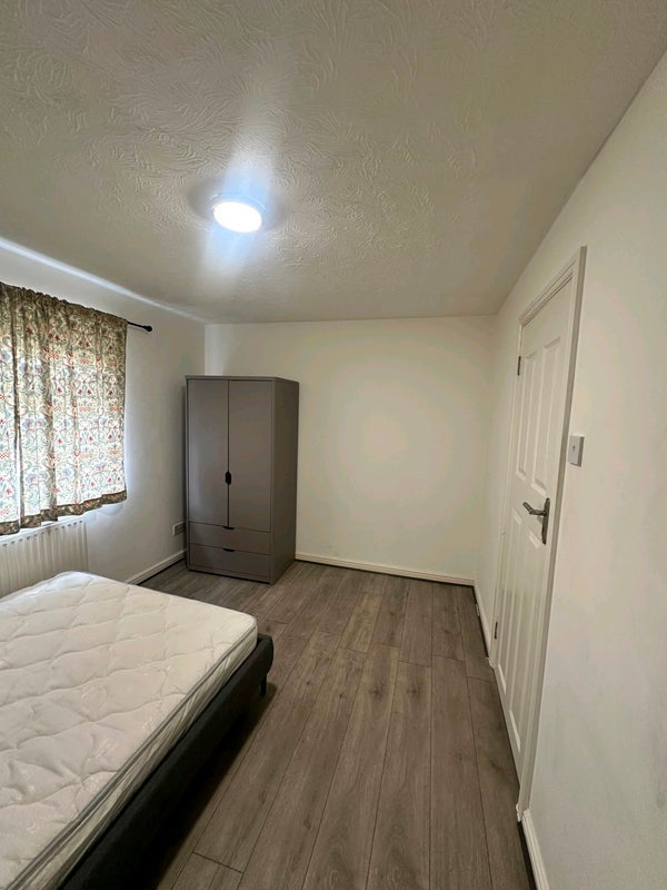 Room Arden Close in Greater London