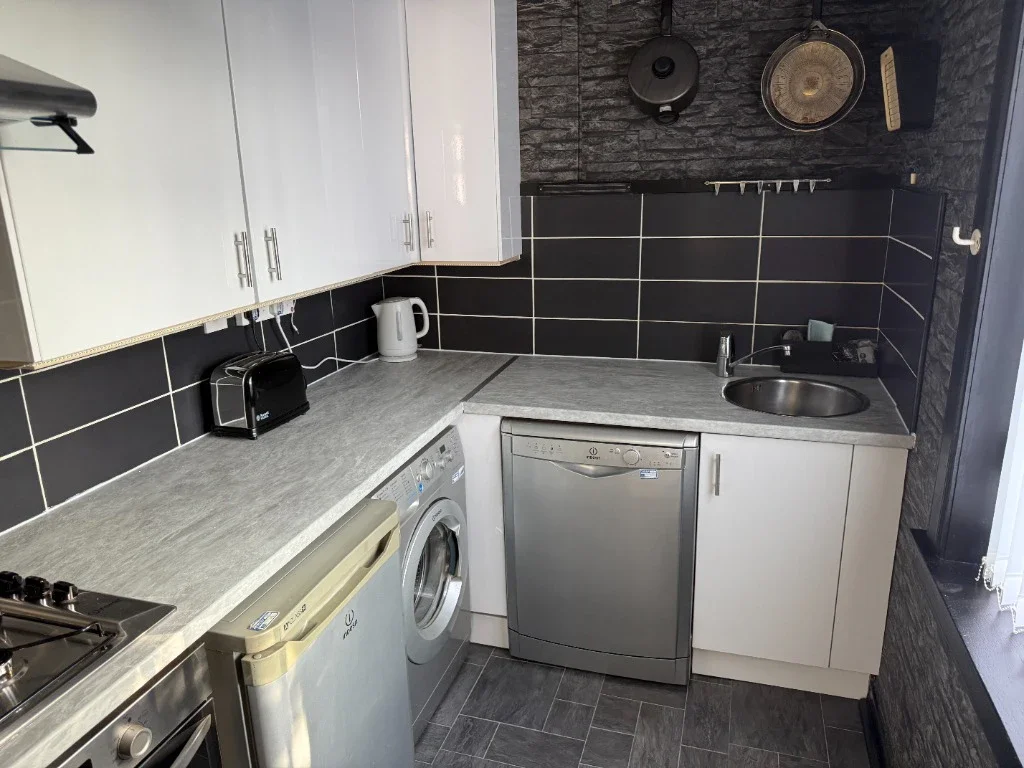Flat Carrick Knowe Hill in City of Edinburgh