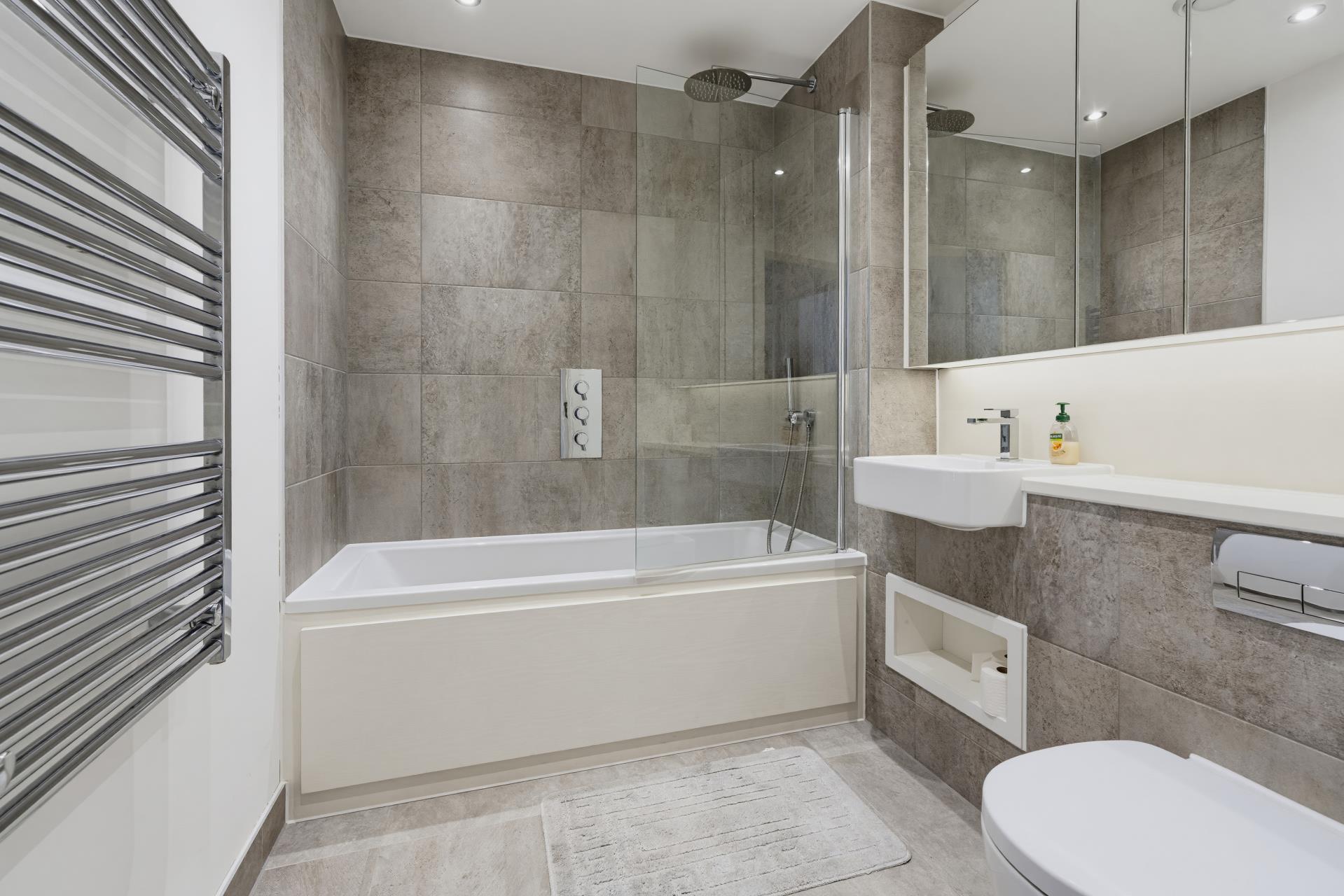 Flat Lismore Boulevard in Greater London