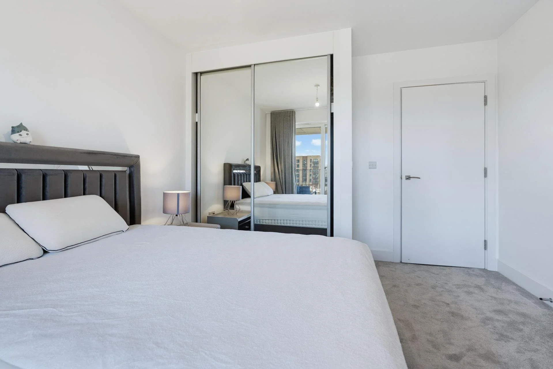 Flat Lismore Boulevard in Greater London