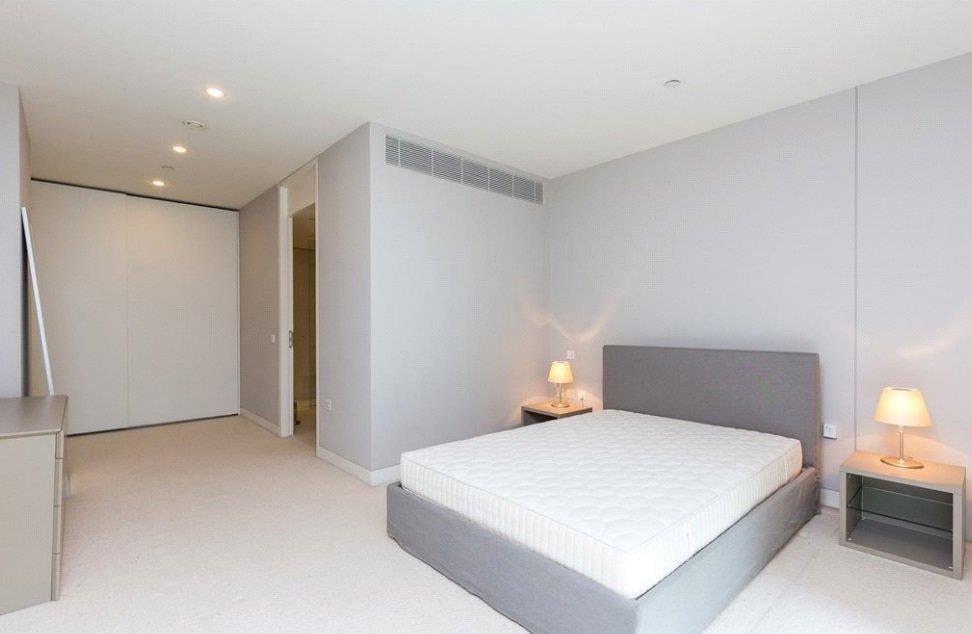Flat Holland Street in Greater London