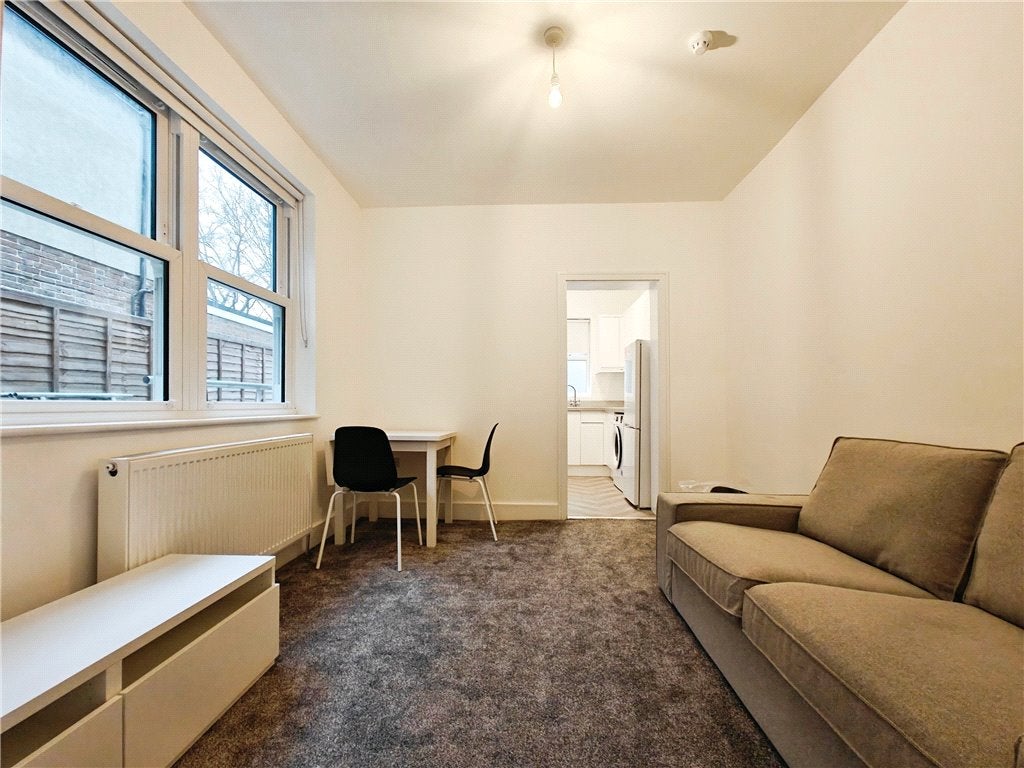 Room Victoria Road in Guildford