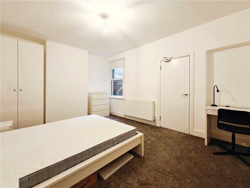 Room Victoria Road in Guildford