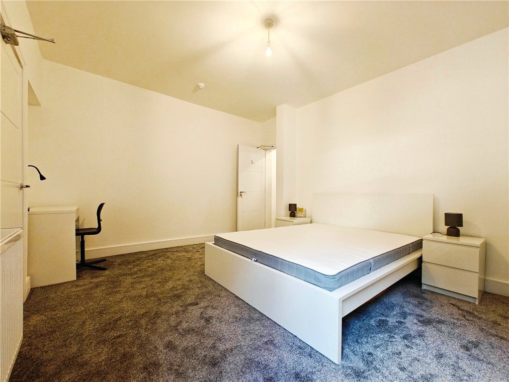 Room Victoria Road in Guildford