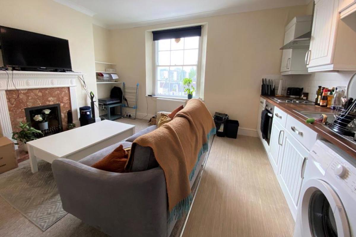 Flat Southleigh Road in Bristol